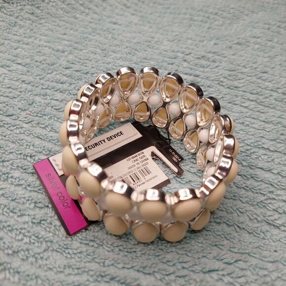Liz Claiborne Cream And White Stretch Bracelet silver tone gift cottagecore - Picture 3 of 6